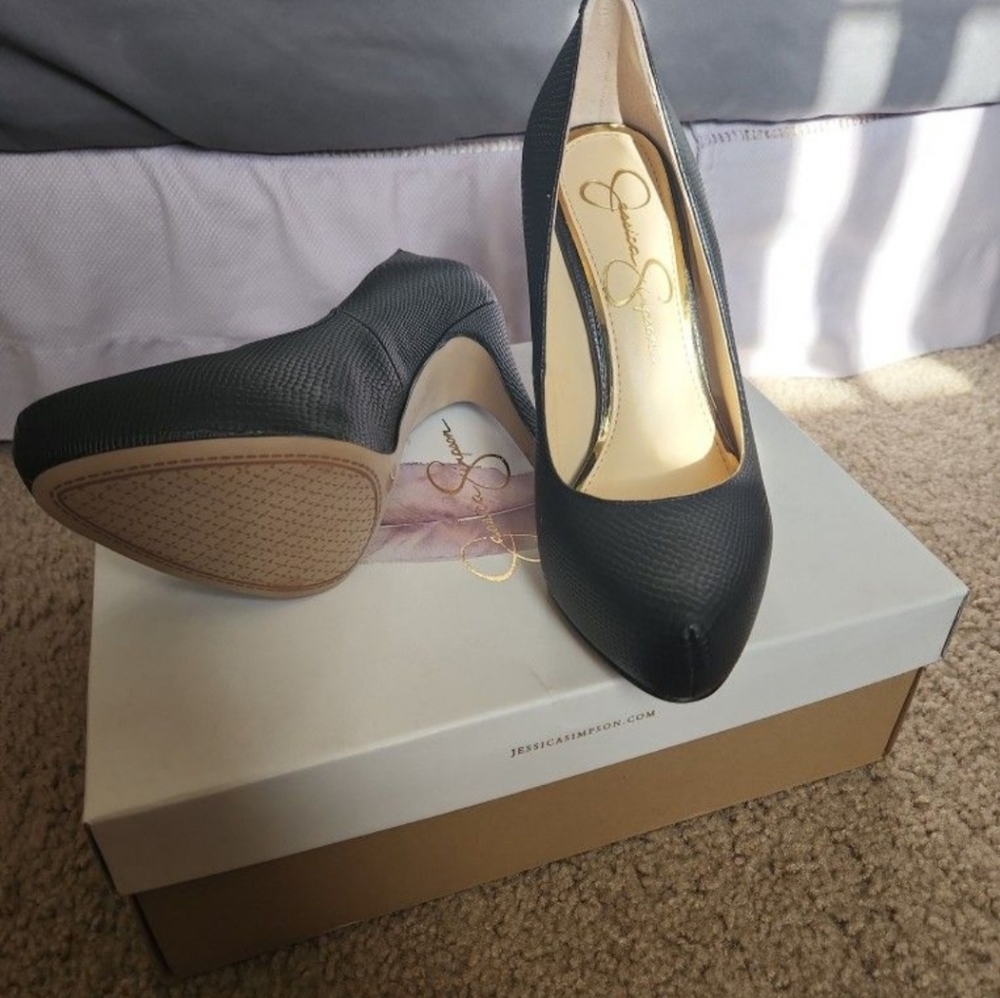 Black pumps - Picture 3 of 4
